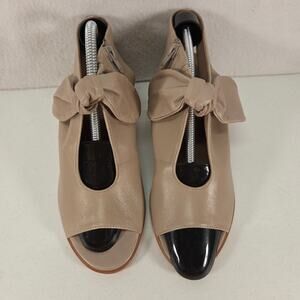 Bernardo Lizzie Glove Leather Peep Toe Heeled Sandals with Bow Taupe 6M NWOT